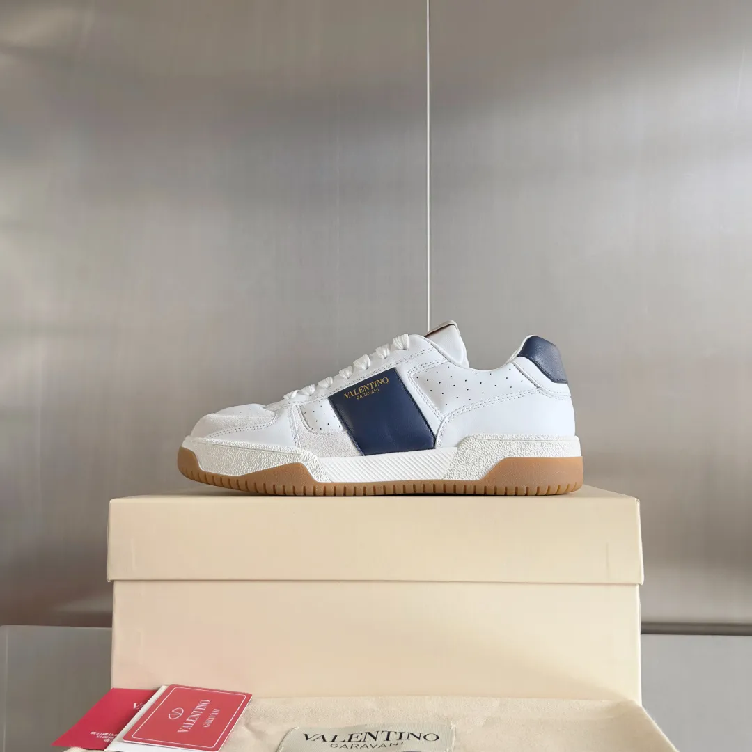 [Valentino] P: 800💰 Couple model, size: ▪️Size: Women's model 35-40 / Men's model 39-44 (45 customized) Valentino Valentino Couple model Joie de Jouer series Velcro Thick sole Bread shoes Couple model Casual sports shoes White shoes Original purchase and development Production Joie de Jouer series The style is simple but not out of style. The pure white base is paired with fresh green and soft beige, and the unique Velcro design highlights your personality. Every detail tells the fashion and quality. Wear it, take a confident step, and start the fashion journey. Exquisite packaging at the delivery counter🛍📦 ▪️Fabrics: Original custom imported first-layer cowhide ▪️Inner lining: Original custom-made soft sheepskin lining ▪️Outsole: Original open-molded anti-slip TPU material ▪️Sole thickness: 3.5CM